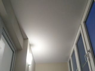 Натяжные потолки на балконе, натяжной потолок мансарда